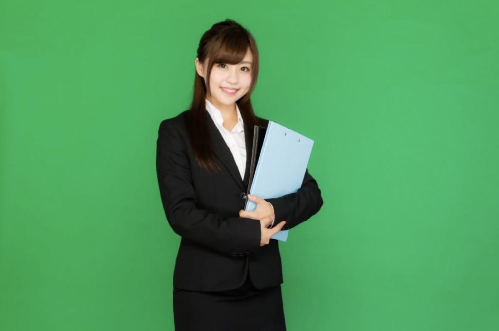 ファイルを持った若いスーツを着た女性